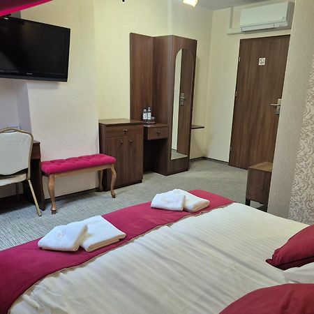 Dworek Nad Stawem & Laznia Piwna Ostrow Mazowiecka Ngoại thất bức ảnh