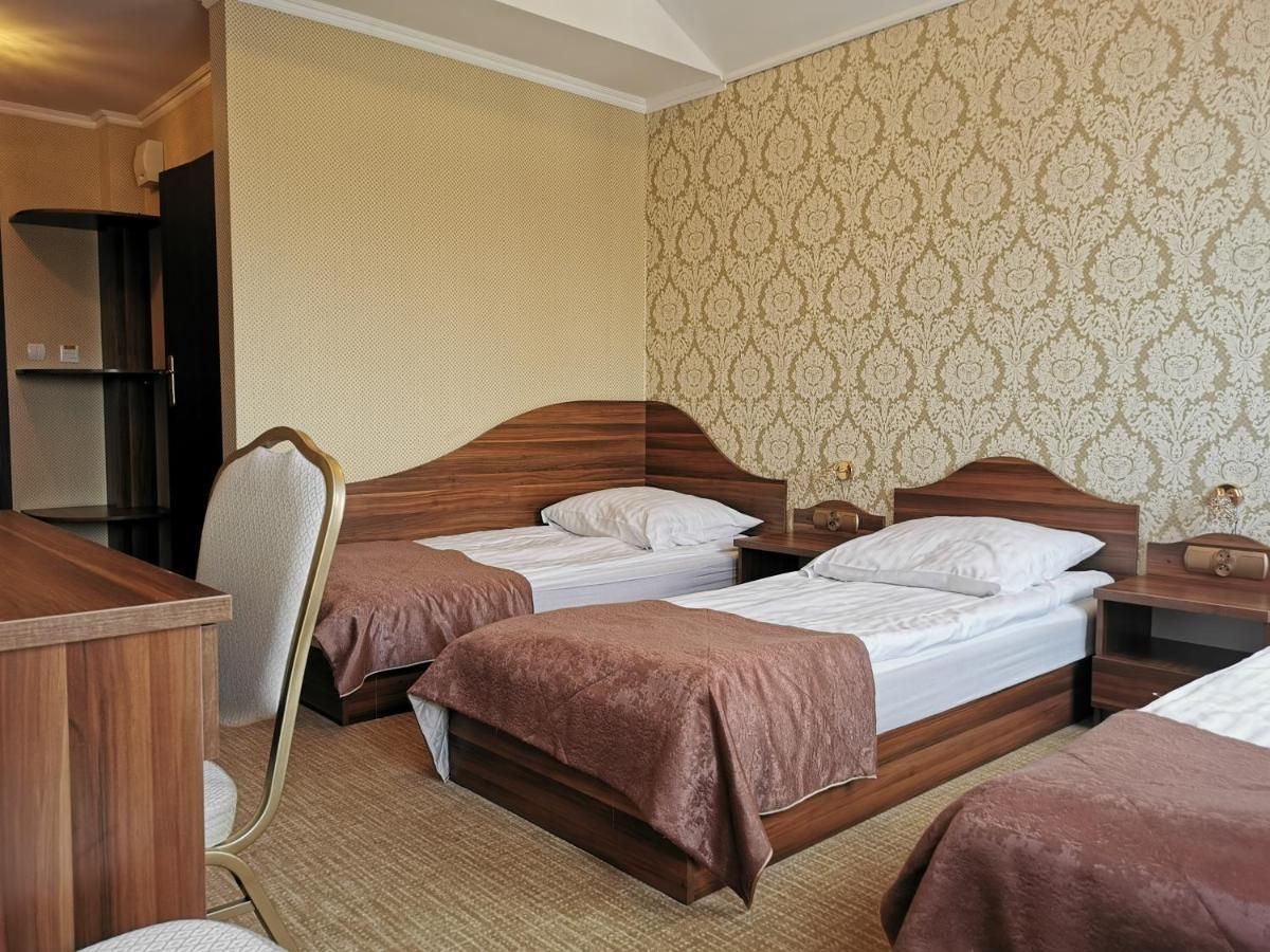 Dworek Nad Stawem & Laznia Piwna Ostrow Mazowiecka Ngoại thất bức ảnh