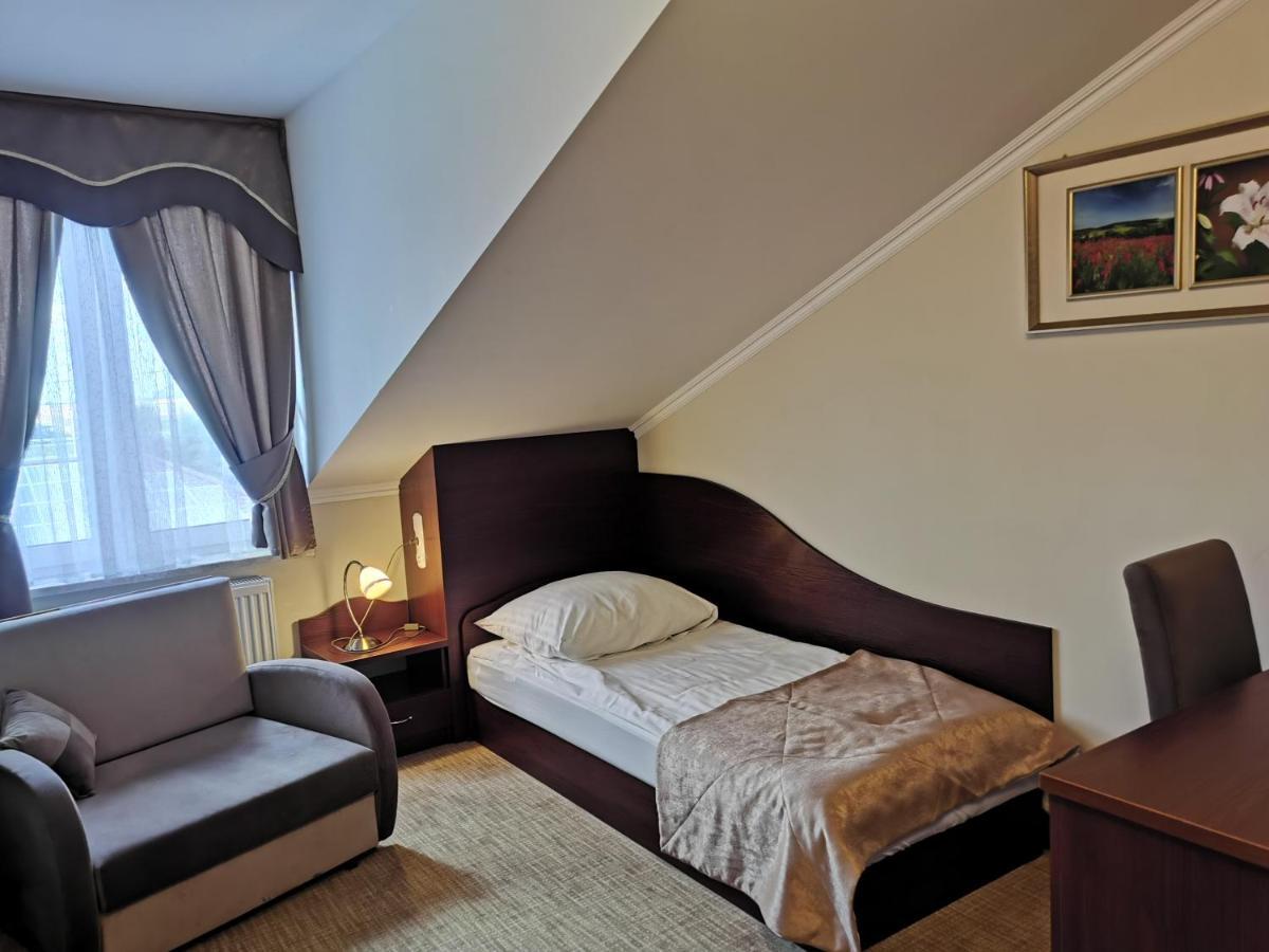 Dworek Nad Stawem & Laznia Piwna Ostrow Mazowiecka Ngoại thất bức ảnh