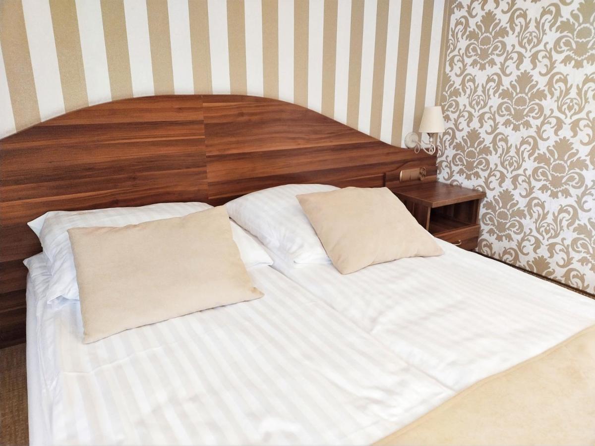 Dworek Nad Stawem & Laznia Piwna Ostrow Mazowiecka Ngoại thất bức ảnh